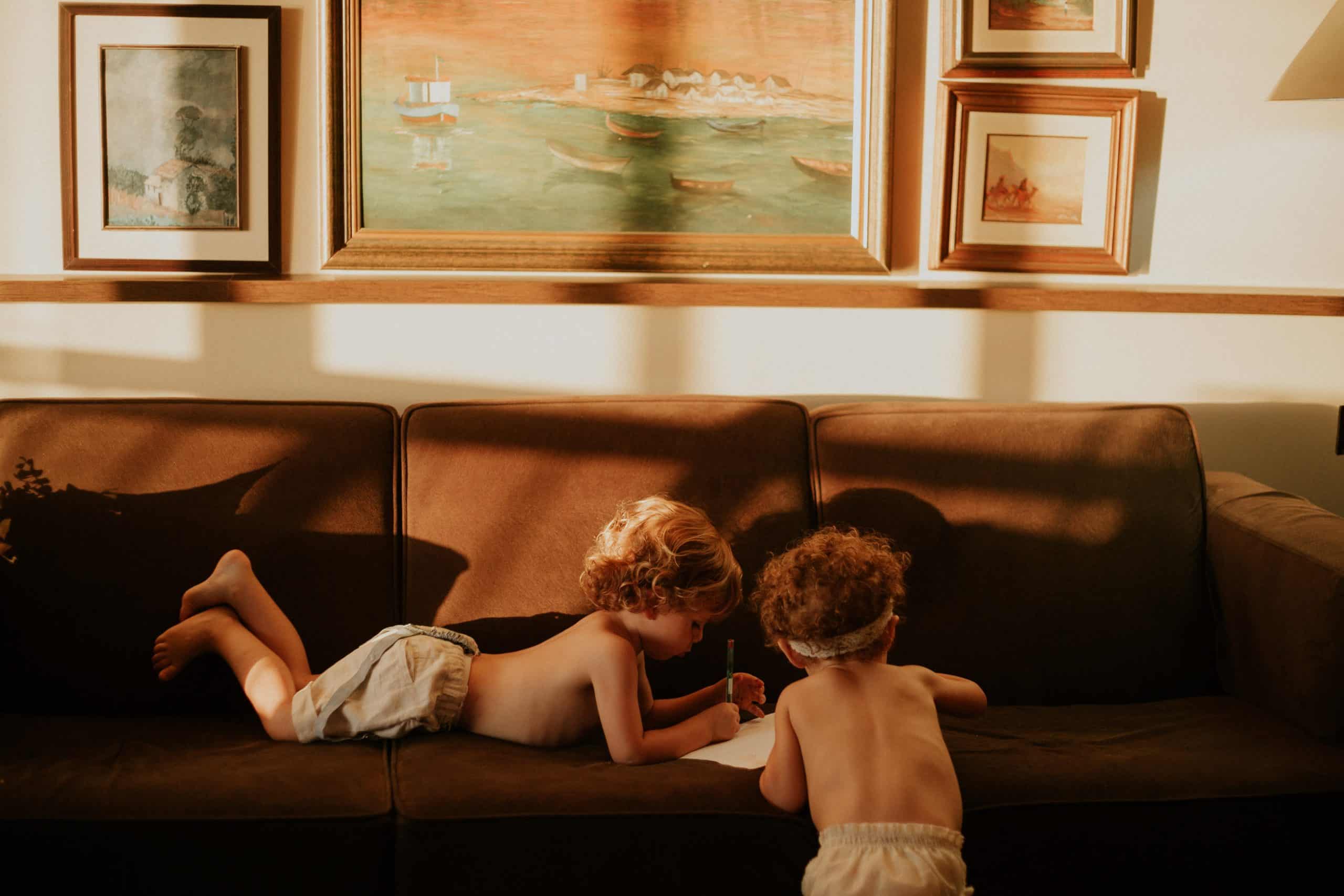 Saml venner og familie i en u-sofa